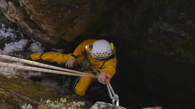 Служител на горските служби е паднал в дълбока пещера в