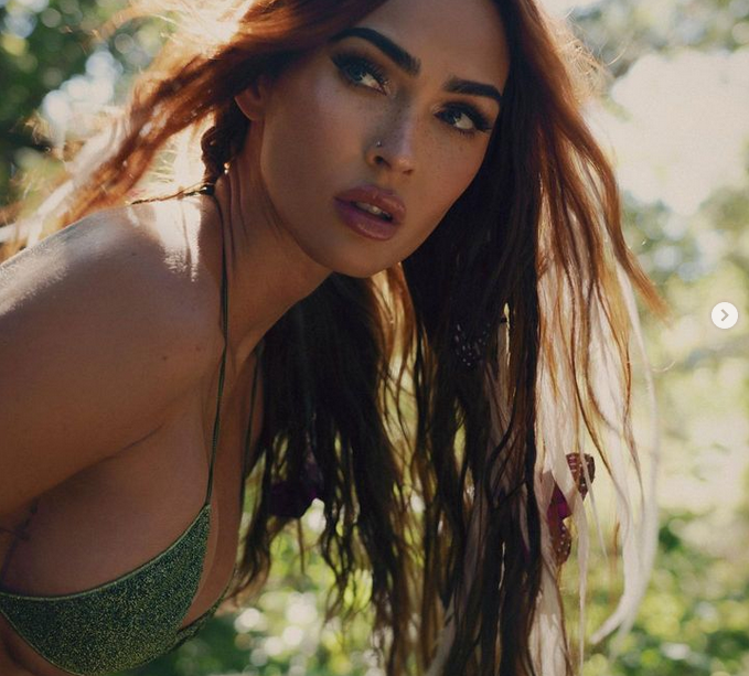 Меган Фокс позира мокра и почти гола в спираща дъха