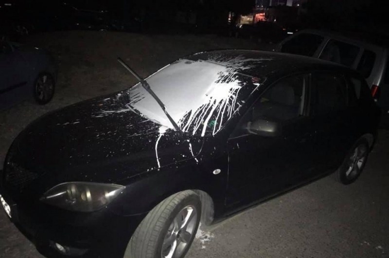 Полицията издирва вандал залял с боя колата на възрастна дама
