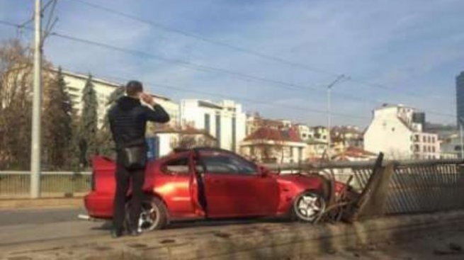 Шофьор без книжка направи зрелищна катастрофа в центъра на София