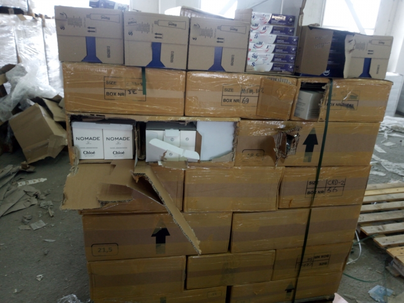 Близо 4000 парфюмерийни изделия за които се предполага че имитират