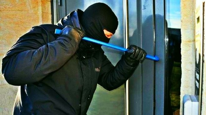 Апаш задигна напитки и сладкиши от закусвалня във врачанско село