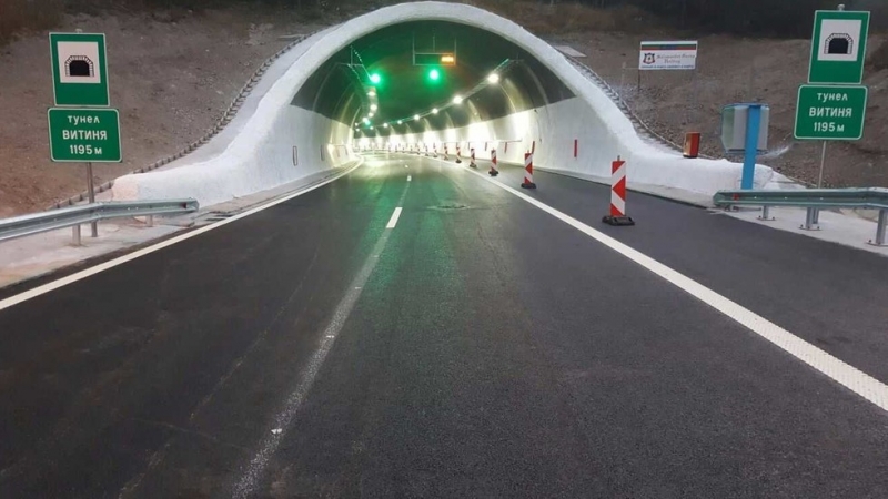 Движението в изпреварващата лента в тръбата за София на тунел
