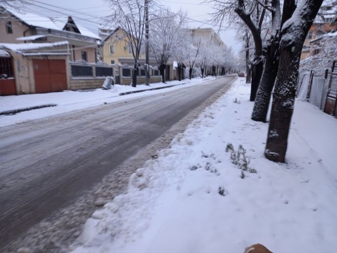 Нормална е пътната обстановка след падналия тази нощ сняг над