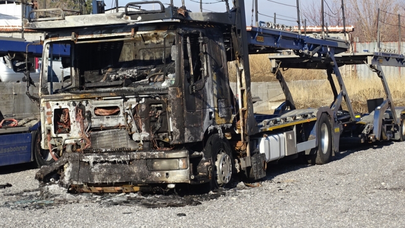 Автовоз Мерцедес е изгорял в Лом съобщиха от полицията в