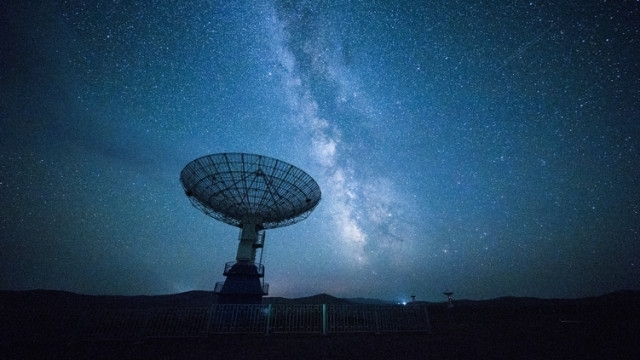 Астрономи засякоха мистериозен повтарящ се радио сигнал който идва извън