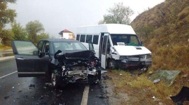 Човек пострада при катастрофа между бус и кола в Монтанско