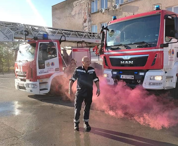 С включени сирени и много положителни емоции монтанските огнеборци изпратиха