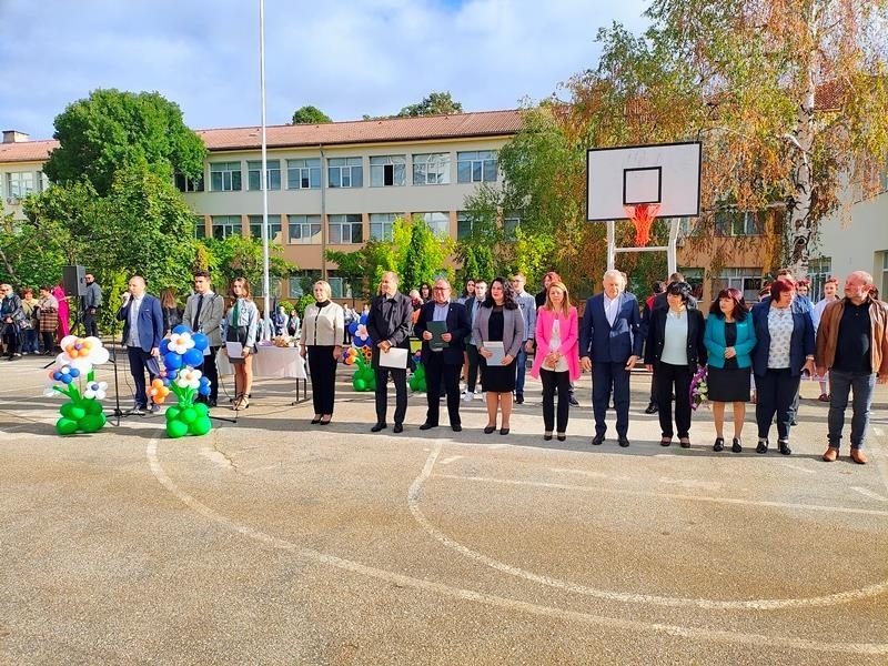 С традиционно тържество в двора на училището директорът на елитната