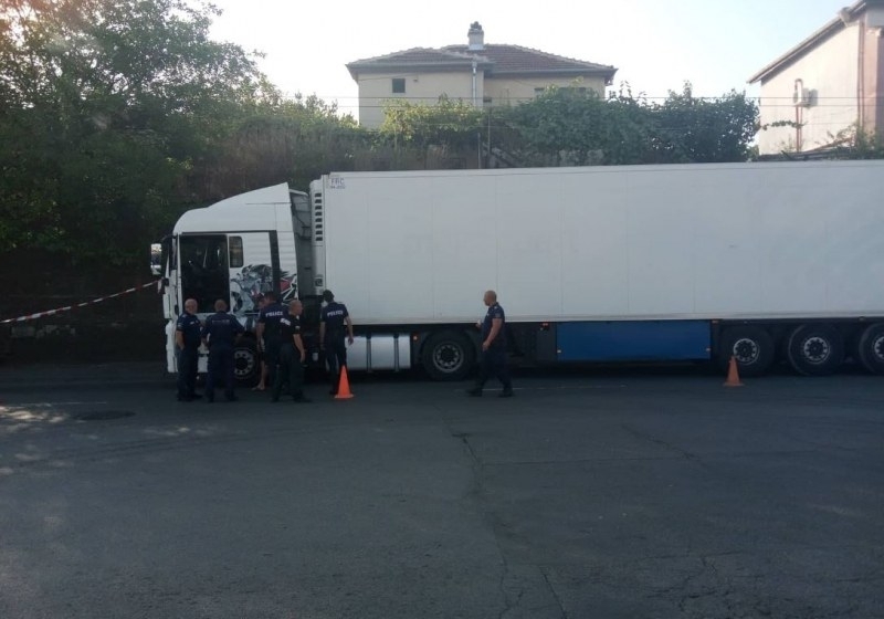 Полицията в Мездра е заловила мигранти, возили се на камион