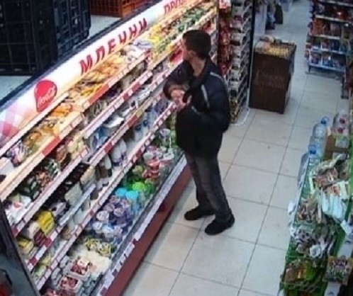 Униформени служители са задържали тийнейджър откраднал пари от магазин в