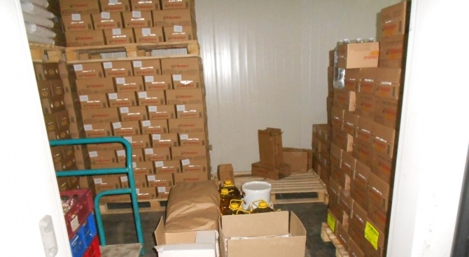 Хранителни продукти с изтекъл срок на годност иззеха служители на