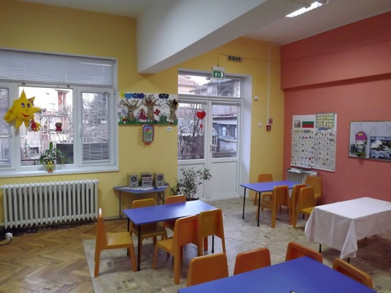 Две учителки на 39 и 44 години и леличка