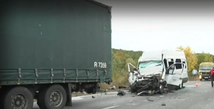 Човек е пострадал при катастрофа между ТИР и бус на