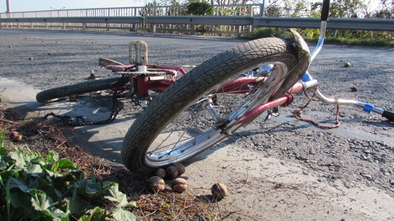Шофьор с лек автомобил Дачия е блъснал велосипедист край Бяла Слатина