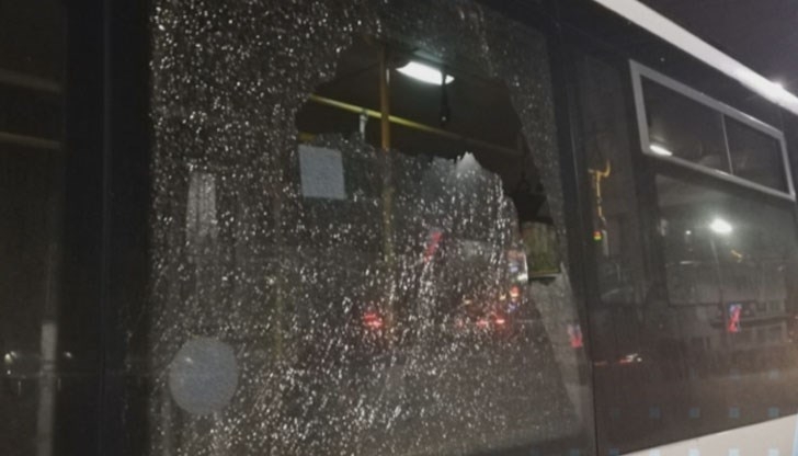 Полицията в Пловдив продължава издирването на стрелеца който изпочупи с