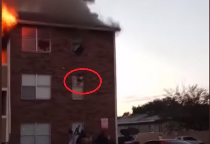 Семейство изхвърли бебето си през прозореца за да го спаси