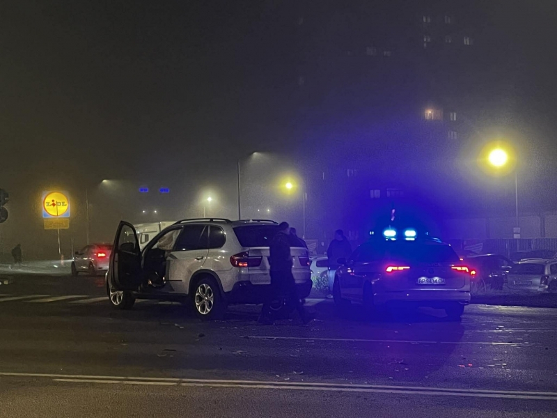 Първо в BulNews! Два джипа БМВ се удариха край LIDL в Комплекса във Враца /снимки/