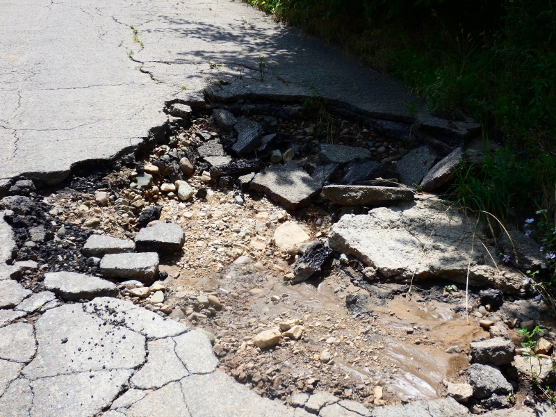 Във връзка с настъпилите наводнения и разрушения на пътната инфраструктура