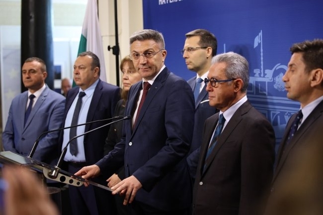 Нито една власт в България в момента не функционира нормално