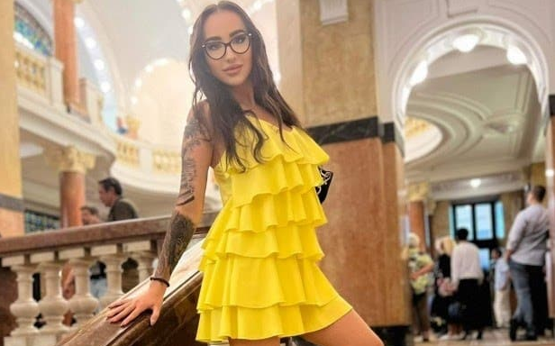 Полицайката помагала на Семерджиев демонстрира наглост и певчески умения