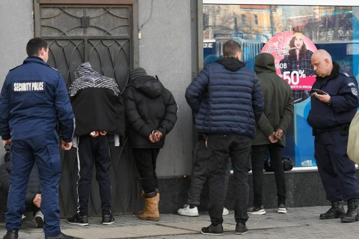 Заловиха нелегални емигранти на Лъвов мост в София /снимки/