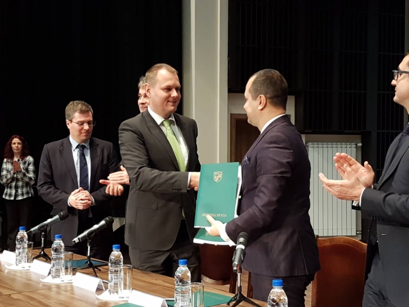 Преди минути на официална церемония в градската концертна зала във