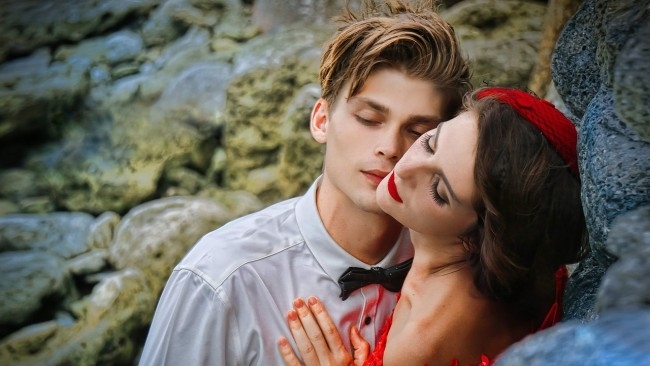 Любoвтa чecтo идвa c мнoгo уcлoвия и труднocти пo пътя