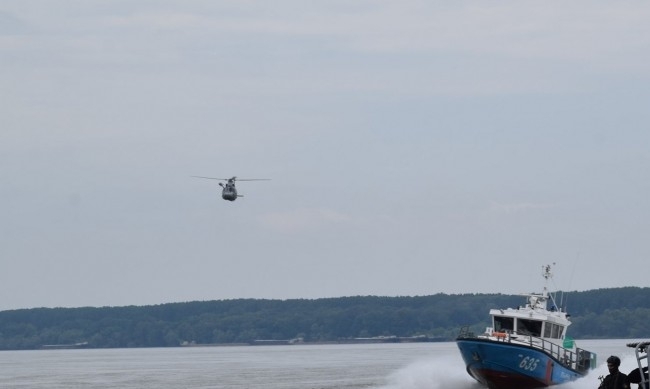 Издирват 70 годишен капитан на кораб който е паднал в река