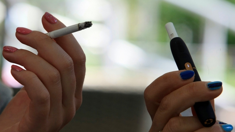 Младите хора които използват електронни цигари е по вероятно да изпитват