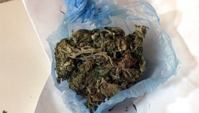 Млад врачанин скри в ръкава на якето си дрога полицаи