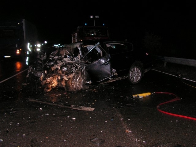 Шофьор загина и двама пътници са в болница след опит