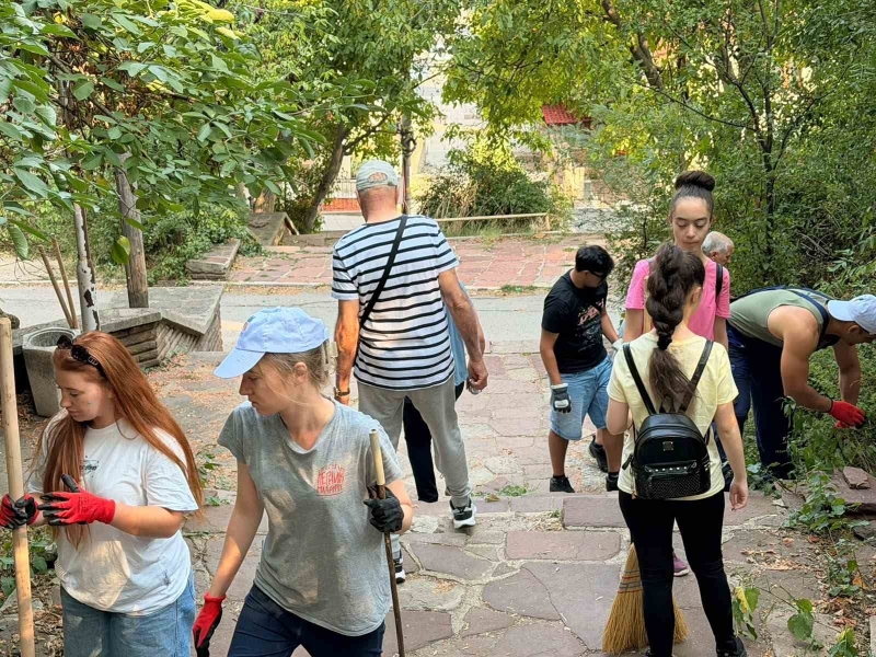 Младежи от Враца почистиха пътя към хижа „Вестител“, ремонтират и стълбите /снимки/
