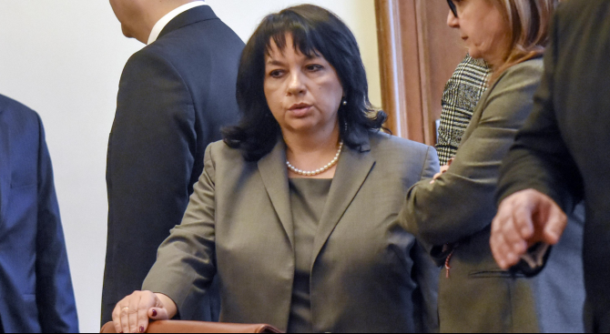 На 21 декември правителството обявява обществена поръчка за изграждането на