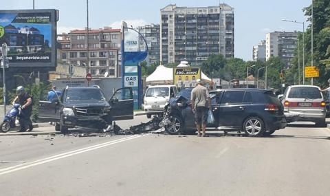 Джип и "Голф" се натресоха на булевард "Тодор Каблешков" в София /снимки/