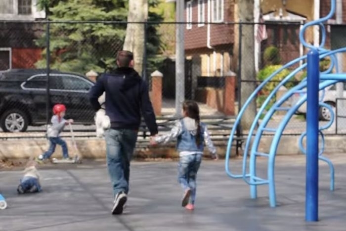 Баща отвлече двете си деца от дома на майка им