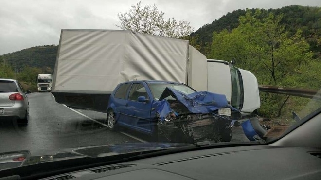 Камион и лек автомобил се удариха челно преди минути в