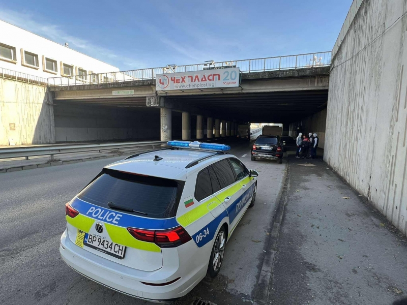 Верижна катастрофа затруднява движението в подлез във Враца видя първо