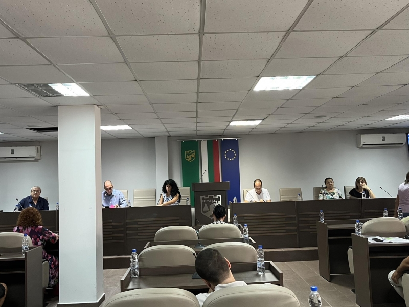 Подновяват маркировките на пътя и пешеходните пътеки във Враца Това