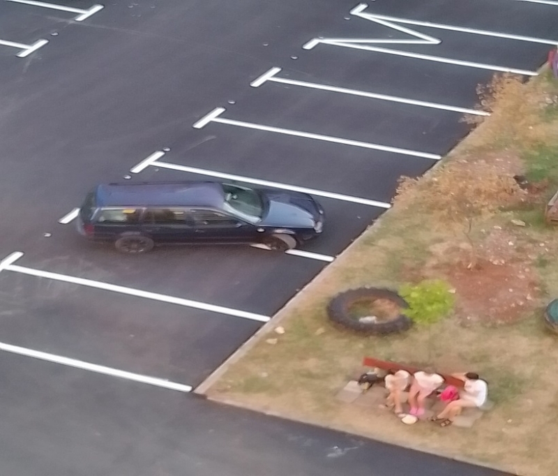 Врачани изреваха от нагъл съсед спрял колата си на две