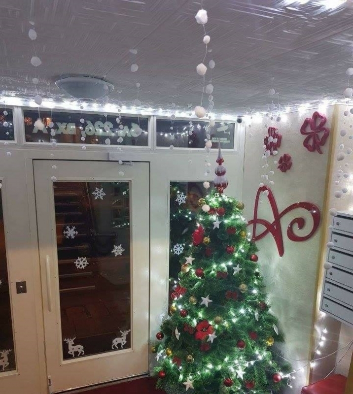 Семейство от столицата превърнаха входа на блока си в ж к