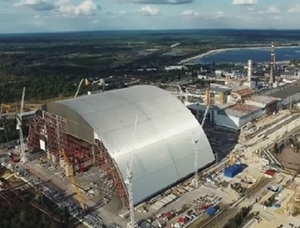 Новият защитен саркофаг върху авариралия реактор на Чернобилската АЕЦ е