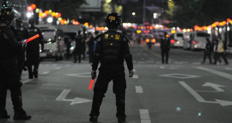 Полицията в Париж използва гумени куршуми и сълзотворен газ за