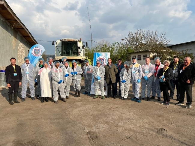 Ученици от 8 до 12 клас от 17 професионални гимназии