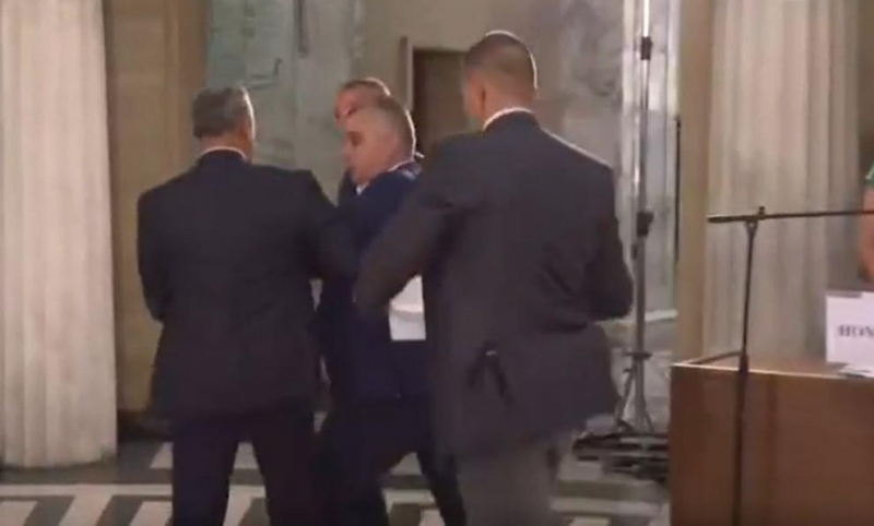 Със скандал започна тегленето на жребия за номерата в бюлетините