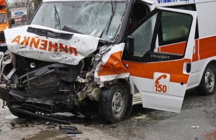Тийнейджърка без книжка блъсна линейка в Роман съобщават от полицията  
Инцидентът