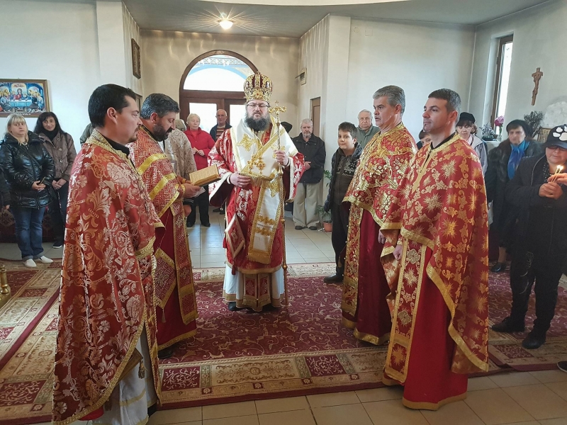 С архиерейска света литургия днес във Враца бе почетена паметта