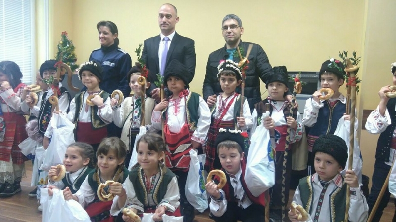 С празнична премяна усмихнати и гласовити коледари от ЦДГ Арабела