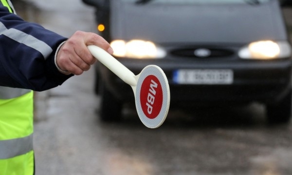 Джигит с крадена кола заловиха униформени край Мездра съобщиха от