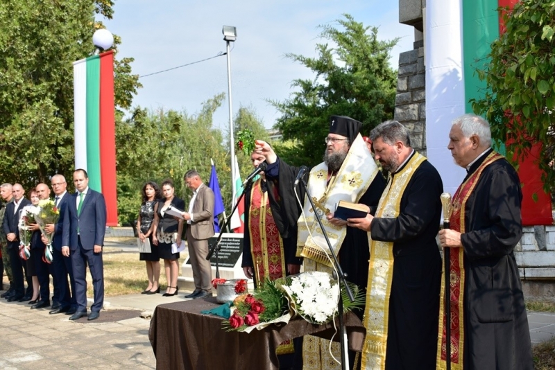 Днес всички си честитим празника развяваме знамената гордеем се но